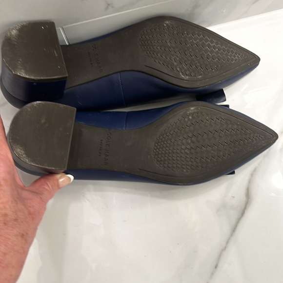 Pointy Toe Block Heel Cole Haan Logo Bow Pump Navy. EUC Padded and Comfortable. - Picture 8 of 12
